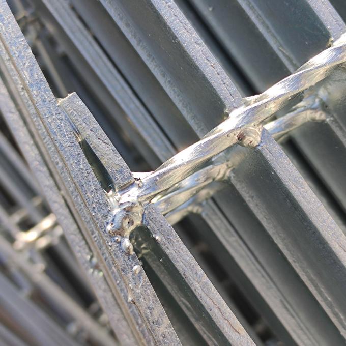 모양이 형성된 격자 플레이트